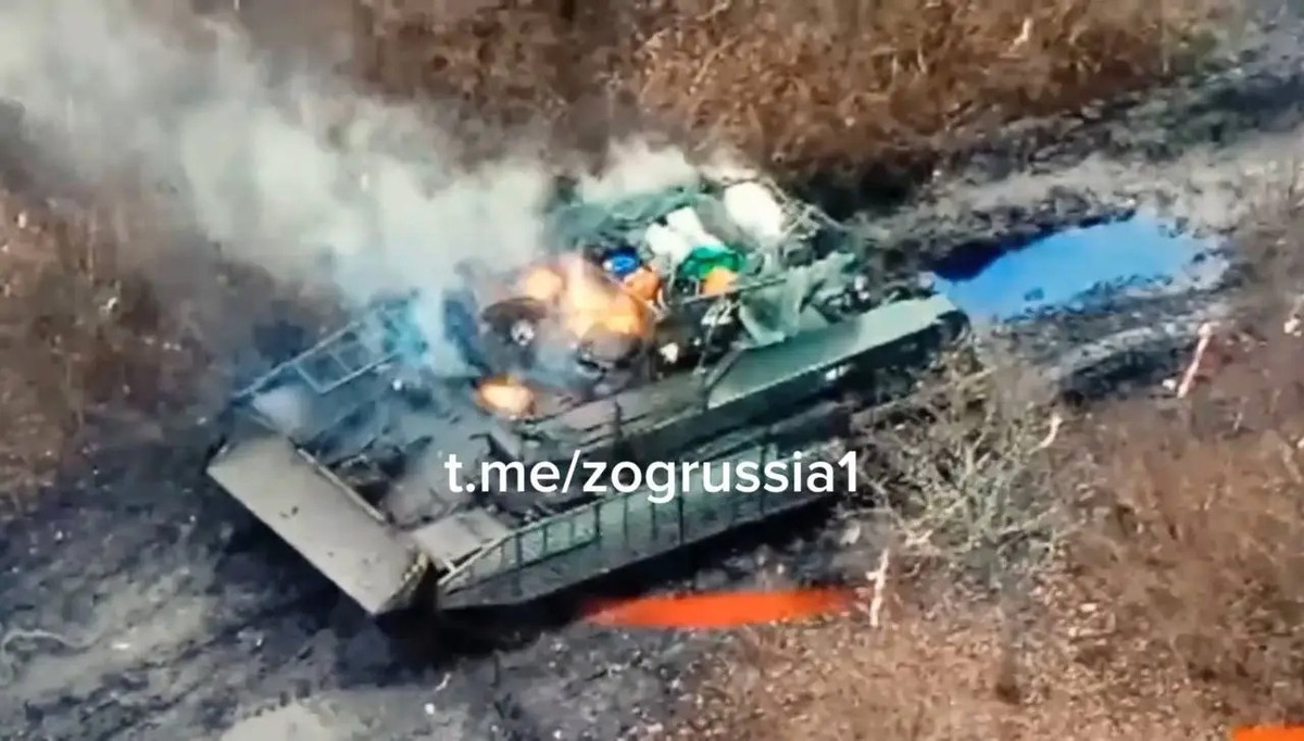 Theo Krotevich, tướng Syrsky thay vì vận dụng các nguyên tắc chiến thuật và tư duy quân sự, thì chỉ biết cách điều thêm người chống lại quân Nga đang tấn công hoặc ra lệnh rút lui. Krotevich cũng tin rằng, tướng Syrsky đã quá chú ý đến khu vực Kursk, trong khi họ lại đang gặp phải những vấn đề lớn ở Donbass. (nguồn ảnh Military Review, Ukrinform, TASS, Al Jazeera). 