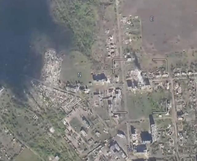 Theo các thông tin cho biết, cuộc tấn công của Lữ đoàn BBCG 200 của Nga không diễn ra suôn sẻ. Ban đầu, họ cố gắng vượt qua khu vực có tên "Gaostok", đây là một tòa nhà hai tầng đa năng, được Quân đội Ukraine biến thành công sự kiên cố, ngăn cản hiệu quả các đợt tấn công của quân Nga.