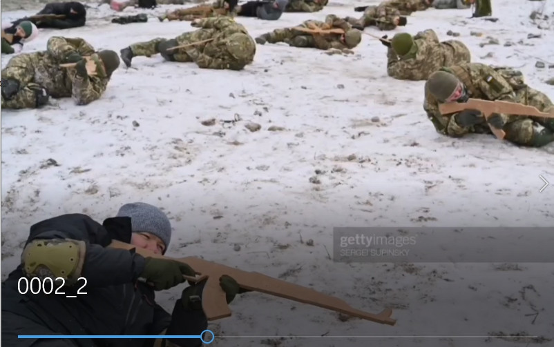 Sau khi các bức ảnh trên được công bố, một cơn bão chỉ trích đã đổ xuống Lực lượng vũ trang Ukraine như: “Ngoài những khẩu súng máy bằng gỗ, cũng cần phải cấp cờ trắng và quan tài, vì chúng sẽ hữu ích hơn những vũ khí không bắn được”.