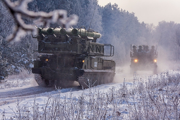 Còn đối với Nga sau khi xuất hiện thông tin NATO và Mỹ đang thực hành các cuộc không kích nhằm vào quân đội Nga đóng dọc biên giới Ukraine, người ta đã biết rằng Nga đang tích cực xây dựng lực lượng phòng không, xây dựng hệ thống phòng thủ nhiều tầng dọc biên giới với Ukraine.