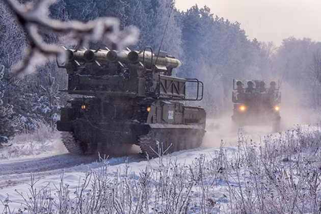 Còn đối với Nga sau khi xuất hiện thông tin NATO và Mỹ đang thực hành các cuộc không kích nhằm vào quân đội Nga đóng dọc biên giới Ukraine, người ta đã biết rằng Nga đang tích cực xây dựng lực lượng phòng không, xây dựng hệ thống phòng thủ nhiều tầng dọc biên giới với Ukraine.