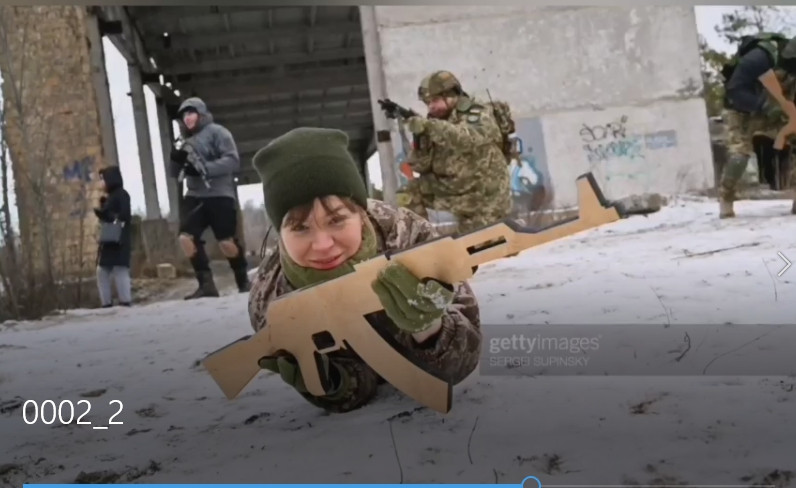 Theo thông tin đăng tải trên mạng xã hội và trên các diễn đàn Ukraine, ngoài sử dụng vũ khí bằng gỗ để huấn luyện, binh lính Ukraine còn phải bắt chước tiếng súng nổ bằng…mồm, như trẻ con chơi trận giả. 