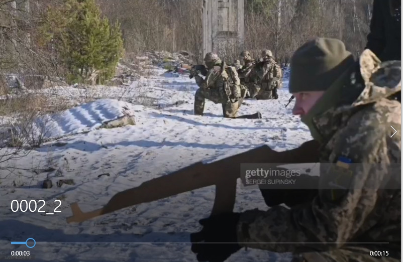 Hóa ra Lực lượng Vũ trang Ukraine không quản lý để xây dựng một nền quốc phòng có năng lực, khi gần một nửa số quân nhân sử dụng súng bằng gỗ để luyện tập, lý do là thiếu vũ khí thực sự. Đây là điều khó tin, với một quân đội từng được đánh giá là “quân lực hạng ba” thế giới.