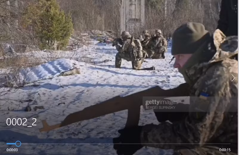 Hóa ra Lực lượng Vũ trang Ukraine không quản lý để xây dựng một nền quốc phòng có năng lực, khi gần một nửa số quân nhân sử dụng súng bằng gỗ để luyện tập, lý do là thiếu vũ khí thực sự. Đây là điều khó tin, với một quân đội từng được đánh giá là “quân lực hạng ba” thế giới.