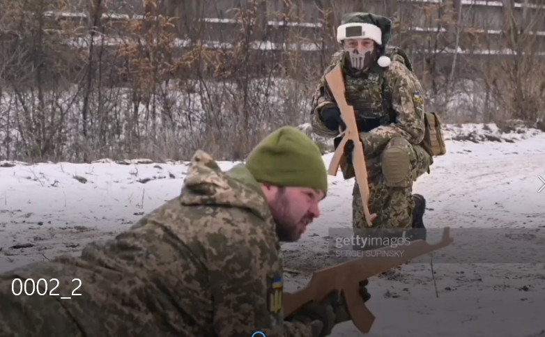 Trên trang Twitter, một cư dân mạng đặt câu hỏi: “Tôi tự hỏi hàng trăm nghìn khẩu súng máy tự động đã biến mất khỏi các kho? Đã đến lúc yêu cầu chỉ huy Quân đội Ukraine giải thích rõ vấn đề”; “Tổng thống Zelensky quyết định thực hiện một chương trình hài kịch mới cho Nga?”.