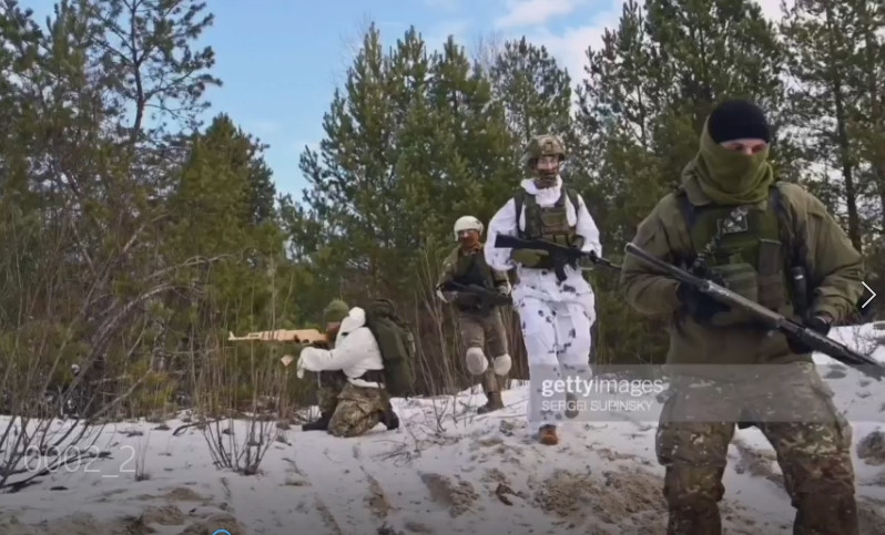 Trong các bức ảnh được đưa lên mạng xã hội, người xem có thể thấy một số khoảnh khắc trong huấn luyện của Quân đội Ukraine để bảo vệ Kiev; trong đó các quân nhân Ukraine thực sự đang cầm súng tiểu liên bằng gỗ trên tay và mô phỏng các cuộc tấn công vào kẻ thù.