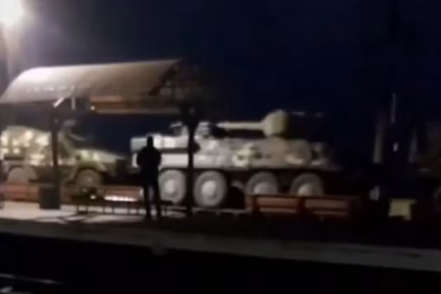 Các cuộc tấn công của pháo binh dân quân DPR, chủ yếu tập trung vào các địa điểm triển khai của hai tiểu đoàn xe tăng và Lữ đoàn đổ bộ đường không số 95 của Quân đội Ukraine, đã được đưa đến khu vực này khoảng hai ngày trước. 