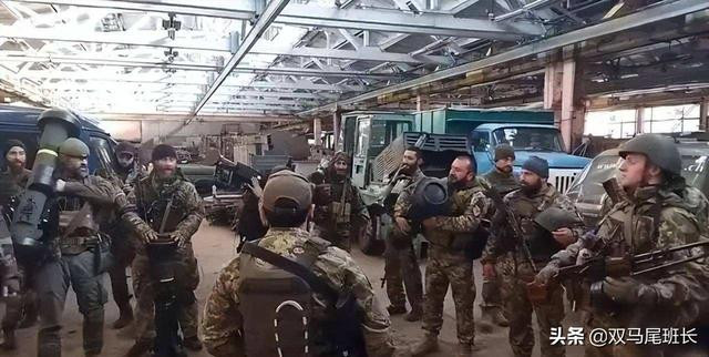 Nhưng đối với phía Ukraine, một vấn đề đau đầu là phải làm gì với "Tiểu đoàn Azov" đã bị quân Nga bao vây trong Nhà máy thép hơn một tháng qua? Và bây giờ, họ phải đứng nhìn Tiểu đoàn Azov, đang dần bị Quân đội Nga loại bỏ trên chiến trường.