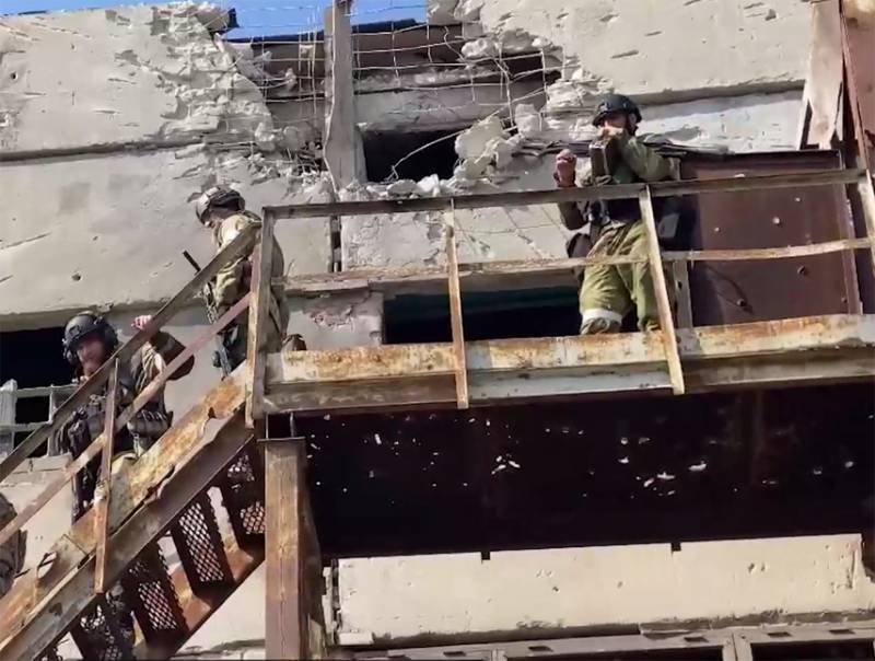 Ngoài ra, một phóng viên quân sự Nga cho biết, một đội vũ trang cầm cờ trắng đã đến điểm tập kết sơ tán dân thường (cũng nằm trong khu vực Nhà máy thép Azovstal), và đại diện quân đội Nga đã tới địa điểm để giao tiếp với họ.