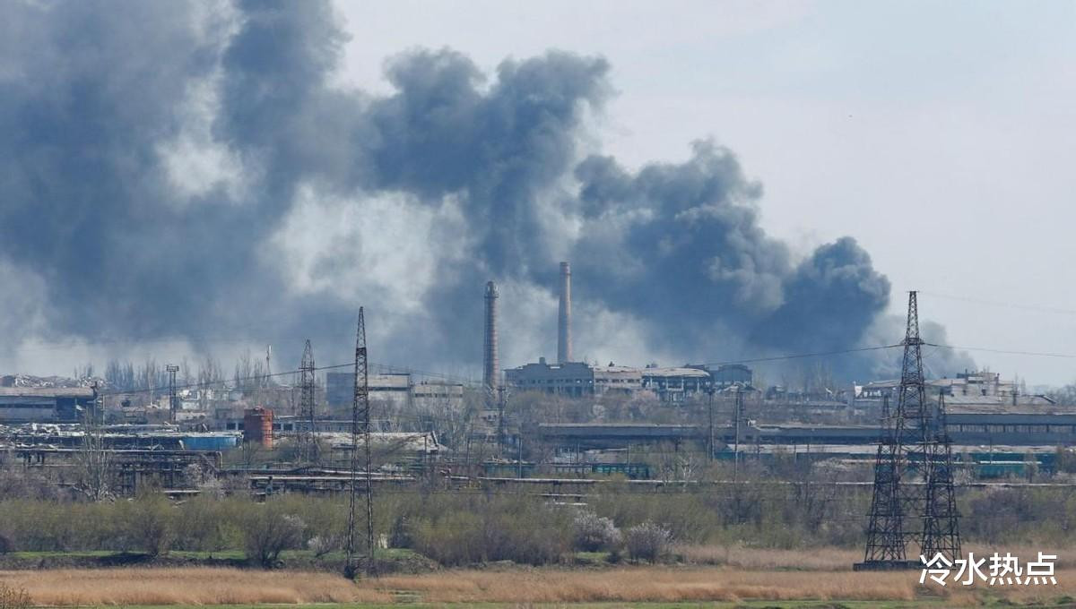 Để tạo lối thoát cho Quân đội Ukraine phòng thủ trong Nhà máy, Tổng thống Ukraine đã nhiều lần đe dọa rằng, nếu Nga loại bỏ quân phòng thủ hoặc dân thường Ukraine trong Nhà máy thép Azovstal, thì Ukraine sẽ không còn tiến hành bất kỳ cuộc đàm phán nào với Nga.