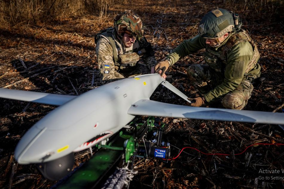 Quân đội Ukraine cũng sử dụng hàng chục, thậm chí hàng trăm UAV cảm tử tấn công mục tiêu, tương đương với hàng chục hoặc hàng trăm quả đạn pháo. Đặc biệt là những chiếc UAV này tự sát được trang bị đầu đạn đặc biệt, giúp tăng khả năng tấn công, với các mục tiêu như kho vũ khí được gia cố.