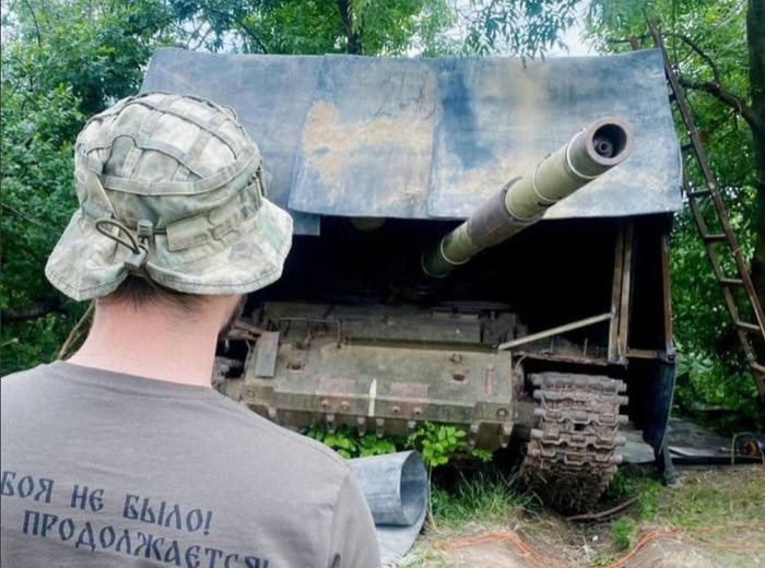 Có thể nhận thấy, các cuộc tấn công trong tương lai trên chiến trường Nga-Ukraine vẫn sẽ dựa vào phương tiện đột kích bọc thép hạng nặng. Và để tăng khả năng xuyên thủng tuyến phòng ngự của đối phương, RFAF bắt đầu phát triển xe tăng "siêu mai rùa" mở đường, ở giữa là một đám xe gây nhiễu UAV.