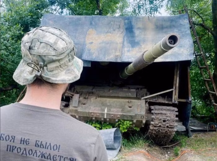 Có thể nhận thấy, các cuộc tấn công trong tương lai trên chiến trường Nga-Ukraine vẫn sẽ dựa vào phương tiện đột kích bọc thép hạng nặng. Và để tăng khả năng xuyên thủng tuyến phòng ngự của đối phương, RFAF bắt đầu phát triển xe tăng "siêu mai rùa" mở đường, ở giữa là một đám xe gây nhiễu UAV.