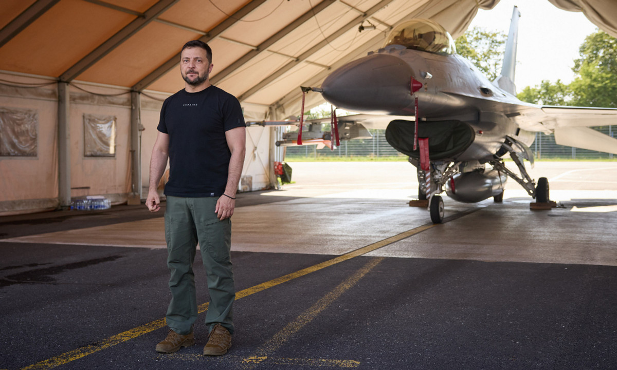 Sau nhiều do dự, Tổng thống Mỹ Joe Biden từ hồi tháng 5 vừa qua đã ủng hộ các quốc gia châu Âu viện trợ F-16 cho Kiev, đồng thời thông qua các chương trình đào tạo phi công Ukraine sử dụng những chiếc tiêm kích khác hẳn những chiến đấu cơ của Liên Xô mà Ukraine hiện sở hữu. 