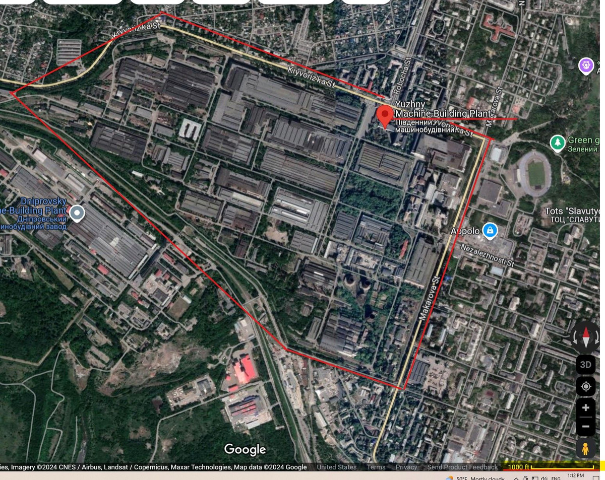 Nhưng các chuyên gia Nga cho rằng, lần đầu tiên tên lửa Oreshnik xuất hiện trước công chúng là trong thực chiến. Mặc dù nhiều thông tin khác nhau cho thấy, mặc dù tên lửa Oreshnik chỉ sử dụng đầu đạn thông thường, nhưng đã gây ra thiệt hại lớn cho doanh nghiệp Yuzhmash ở Dnepropetrovsk. 