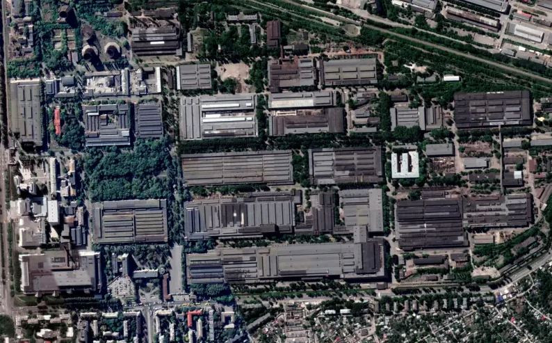 Nhưng một số chuyên gia quân sự theo “thuyết âm mưu” lại tin rằng, rất có thể Oreshnik cũng giống như Kinzhal hay Zircon, có khả năng thâm nhập thực tế hạn chế. Ông Pavlo Rakichuk, giám đốc dự án an ninh tại Trung tâm Chiến lược toàn cầu thế kỷ 21, cho biết khi Quân đội Nga phóng tên lửa Oreshnik vào Ukraine, họ không nhằm vào Kiev hay Lviv, vì ở những nơi này có bố trí một số hệ thống Patriot bảo vệ. 