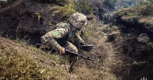 Và một chiến binh của tiểu đoàn “Aidar” là Stanislav Osman Bunyatov lưu ý rằng tình hình ở “Kurakhovsky Sack (phía nam Kurakhove) gần đến mức “nguy kịch”, khi kẻ thù đã giành được chỗ đứng ở Uspenovka. Công việc xử lý đang được tiến hành, nhưng các tuyến liên lạc với các ngôi làng ở phía đông nam bị hạn chế bởi sự kiểm soát hỏa lực từ UAV và pháo binh của đối phương”.