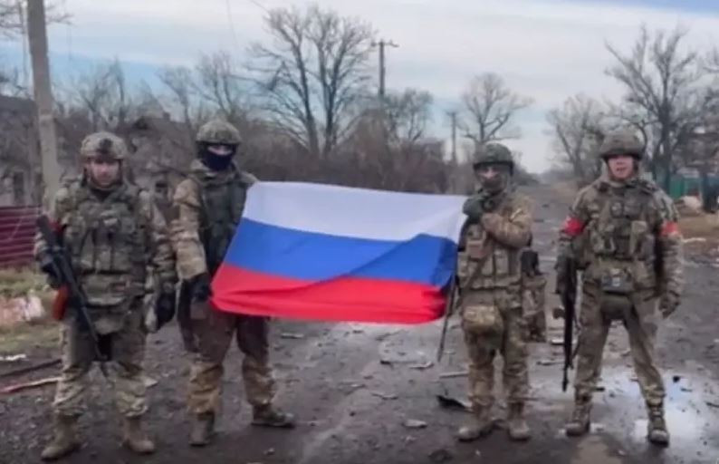 Và cuối cùng vào ngày 14/12, lính của Trung đoàn bộ binh cơ giới 57, thuộc Sư đoàn 20, Quân đoàn cận vệ 8 của Cụm Vostok RFAF, đã cắm cờ Nga ở các khu vực khác nhau của làng.