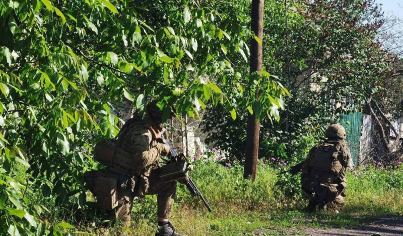 Vừa qua, Bộ Quốc phòng Nga thông báo, Quân đội Nga đã đánh chiếm thành công làng Pesky, trong một cuộc giao tranh gần nửa tháng; rất có thể sau khi tổ chức bố trí lại lực lượng, đó cũng là đòn tấn công tạo thế, để quân Nga tiếp tục các chiến dịch tại khu vực Donbass. 