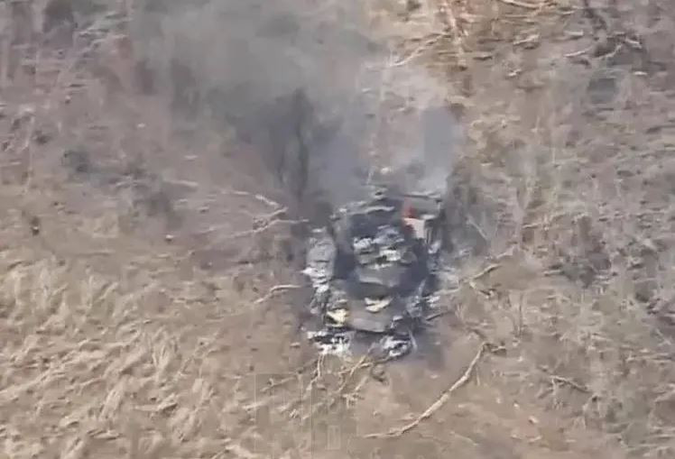 Đòn đánh của tên lửa Kornet rất mạnh nên chiếc xe tăng M1A1 Abrams thứ tư của Ukraine bị quân Nga tiêu diệt lần này về cơ bản đã bị phá hủy hoàn toàn, toàn bộ chiếc xe đã bị ngọn lửa thiêu rụi thành sắt vụn sau vụ nổ.