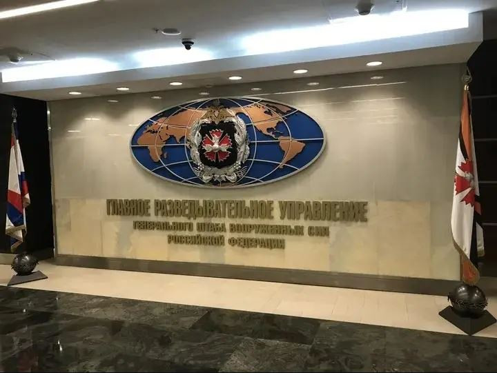 "GRU" là tên viết tắt của Cục Tình báo Quân sự thuộc Bộ Tổng tham mưu Nga, được thành lập vào những năm 1950. Nguyên soái Zhukov, lúc đó là Bộ trưởng Bộ Quốc phòng, đã đề xuất với Bộ Chính trị Ban Chấp hành Trung ương Đảng Cộng sản Liên Xô, thành lập lực lượng hoạt động tình báo đặc biệt ở các quân khu biên giới.