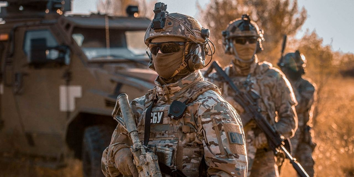 Lực lượng chiến đấu viên chủ yếu của GRU bao gồm quân nhân hợp đồng; còn tất cả lực lượng GRU đều là quân nhân chuyên nghiệp, chứ không sử dụng lính nghĩa vụ, nên giàu kinh nghiệm, chịu trách nhiệm thực hiện các nhiệm vụ như xâm nhập vào hậu cứ đối phương, trinh sát và phá hoại.