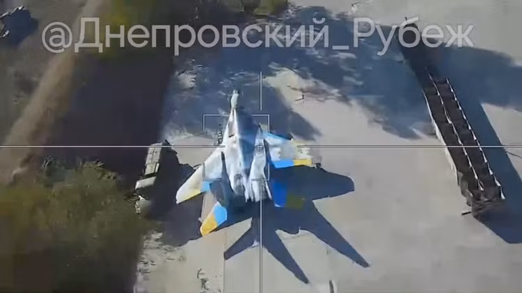Do vậy MiG-29 còn được coi là thiếu hiệu quả trong thực chiến, khi "không có chiếc MiG-29 Ukraine nào, có thể bay đến giữa sông Dnieper” (Ảnh chiếc MiG-29 của Ukraine bố trí sát mặt trận, bị UAV tự sát Lancet của Nga phá hủy).