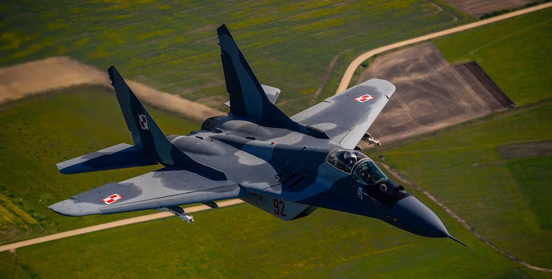Nhược điểm lớn nữa của MiG-29 là tầm hoạt động tương đối ngắn, nên nó chỉ có thể hoạt động gần khu vực sân bay, mà không thể thực hiện thâm nhập sâu vào không phận đối phương và các nhiệm vụ khác như chiến đấu cơ F-16 cùng thời của Mỹ.