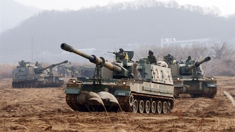 Pháo tự hành K9 có cỡ nòng 155mm, chiều dài nòng gấp 52 lần cỡ đạn do công ty L&amp;T của Ấn Độ sản xuất tại nhà máy Hazra ở bang Gujarat, theo công nghệ được chuyển giao từ Tập đoàn quốc phòng Hanwha của Hàn Quốc.