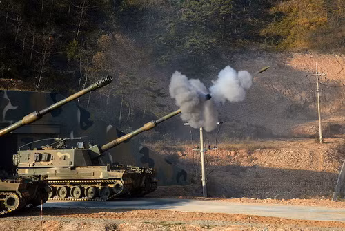 K9 là mẫu pháo tự hành hiện đại, có thể bắn 3 viên đạn trong thời gian 30 giây vào một mục tiêu ở chế độ giãn cách với các góc bắn khác nhau, nhưng tính toán rơi trúng vào một mục tiêu và trong một thời điểm, nhằm tăng sức công phá; hoặc pháo có thể bắn gấp 15 viên trong 3 phút và tốc độ đều 60 viên trong 60 phút liên tục.