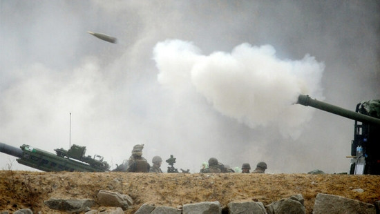 Năm 2016, Ấn Độ đã ký một thỏa thuận với Mỹ để mua 145 khẩu pháo M777. Theo hợp đồng trị giá 737 triệu USD, BAE Systems, nhà sản xuất pháo M777, sẽ giao 20 khẩu pháo thành phẩm hoàn chỉnh cho phía Ấn Độ.