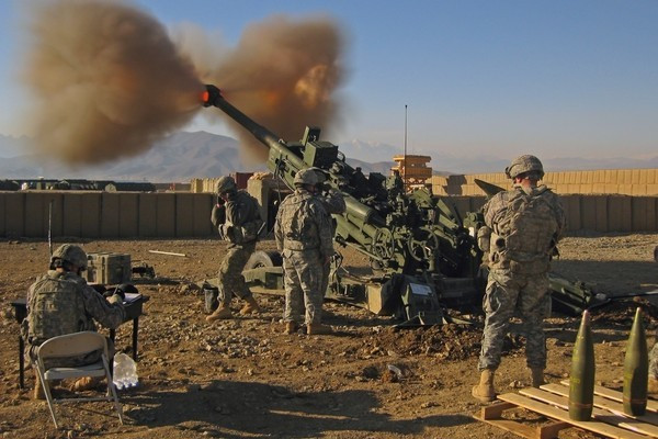 M777 là hệ thống pháo đầu tiên trên thế giới, sử dụng vật liệu hợp kim nhôm và titan trên quy mô lớn trong thiết kế; do đó, trọng lượng của pháo chỉ bằng một nửa so với pháo 155mm thông thường.