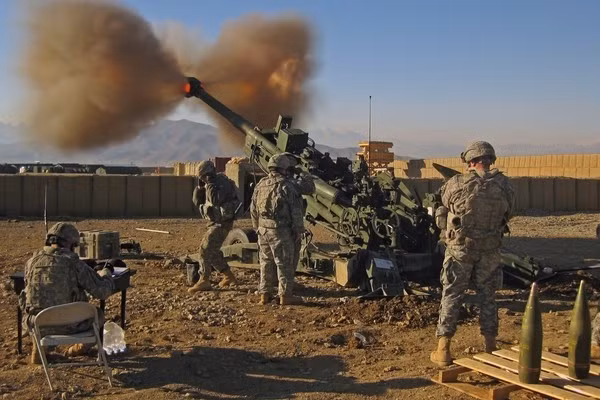 M777 là hệ thống pháo đầu tiên trên thế giới, sử dụng vật liệu hợp kim nhôm và titan trên quy mô lớn trong thiết kế; do đó, trọng lượng của pháo chỉ bằng một nửa so với pháo 155mm thông thường.