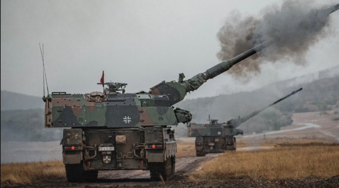 PzH-2000 được trang bị hệ thống định vị GPS và hệ thống kiểm soát hỏa lực (FCS) tiên tiến, cho phép bắn chính xác ngay từ phát bắn đầu tiên. PzH-2000 là một trong ít loại pháo, có tầm bắn xa nhất trong số các loại pháo 155 mm của khối NATO, khi tầm bắn tối đa của đạn tới 56 km. 