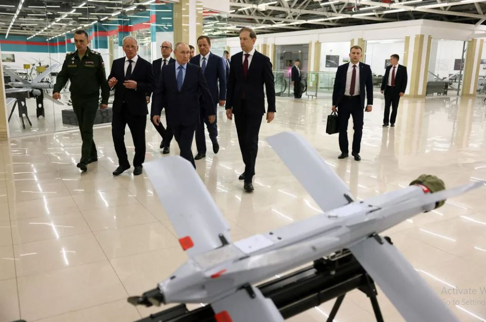 Theo RUSI, cơ sở của việc này là có một số bước trong quy trình sản xuất mà sự can thiệp, dù công khai hay bí mật, đều có thể gây ra sự chậm trễ, suy giảm chất lượng hoặc làm tăng nghiêm trọng chi phí sản xuất vũ khí, từ đó có thể cản trở việc sản xuất vũ khí của Nga. 