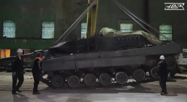 Theo thông tin từ “Defense News” của Mỹ ngày 16/10, cuộc điều tra thông tin tình báo nguồn mở của tuần báo “Defense News” cho thấy, Nga đã vận chuyển một chiếc xe tăng Leopard 2A6 bị thu giữ từ Ukraine về Nga, để tháo dỡ nó và phân tích các bộ phận cấu thành.