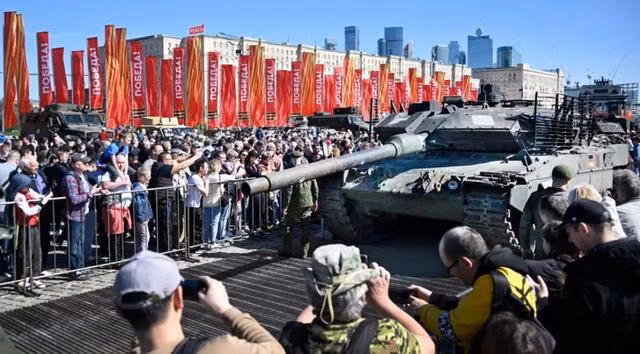 Truyền thông Nga vui mừng trước việc thu giữ xe tăng phương Tây và trích dẫn các tạp chí công nghiệp của phương Tây nói rằng, phương Tây lo lắng công nghệ bí mật của họ đang rơi vào tay Moscow theo một cách “tự nhiên”. Tờ RIA Novosti còn chỉ ra rằng, "sự thất bại của xe tăng Đức ở Ukraine có thể có tác động tiêu cực đến hoạt động xuất khẩu xe tăng của nước này". 