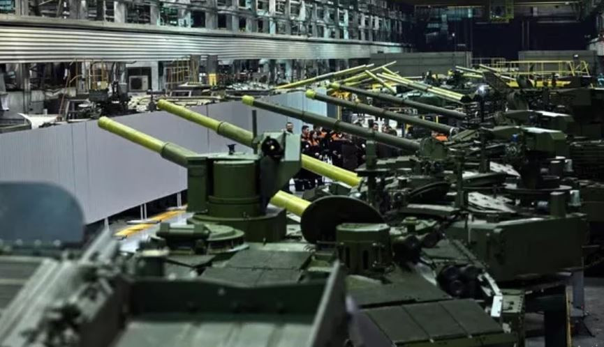 Uralvagonzavod (UVZ) là một công ty cơ khí của Liên Xô và Nga, có trụ sở chính tại thành phố Nizhny Tagil. UVZ là một trong những tổ hợp khoa học và công nghiệp lớn nhất tại Nga và là nhà sản xuất xe tăng lớn nhất thế giới. Sở dĩ Quân đội Nga chọn vận chuyển xe tăng Leopard 2A6 thu được về nhà máy, có thể là do UVZ có năng lực chuyên môn.