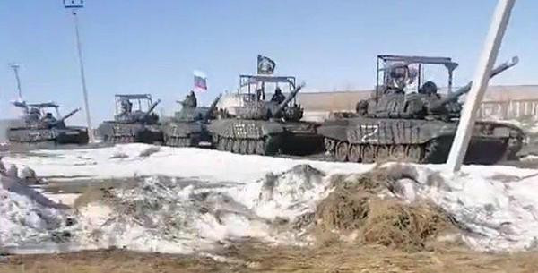 Cũng trong giai đoạn hai của chiến dịch quân sự đặc biệt, Quân đội Nga không dùng hàng đàn xe tăng xông lên nữa, thay vào đó họ dùng pháo binh, băm nát khu vực mục tiêu; đồng thời dùng UAV quan sát trận địa của Ukraine, phát hiện và phá hủy ngay các ổ tên lửa chống tăng của Ukraine.