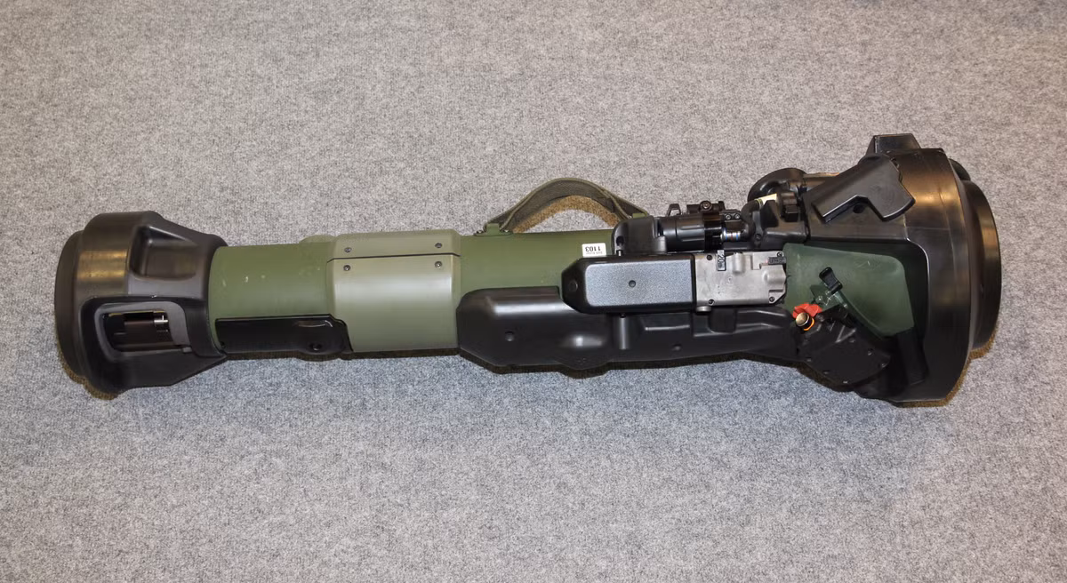 Ngoài tên lửa Javelin do Mỹ cung cấp, loại tên lửa chống tăng hàng đầu do Anh / Thụy Điển hợp tác phát triển là NLAW, được viện trợ cho Ukraine, cũng phát nổ phía trên mục tiêu, tạo thành một luồng phản lực kim loại, để phá hủy lớp giáp trên cùng của mục tiêu. Đối với chế độ tấn công này, lớp giáp lồng như mái che vẫn vô dụng.