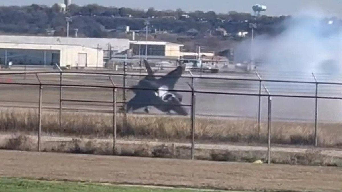 Ưu điểm của F-35 ở tất các phiên bản đó chính là khả năng tàng hình, các cảm biến và hệ thống quản lý chiến đấu. Do vậy F-35 có thể đè bẹp các máy bay chiến đấu không tàng hình nhờ các tính năng trên. Trong truyền thông dư luận ở Mỹ, F-35 thực sự là một máy bay “chiến đấu hoàn hảo”.