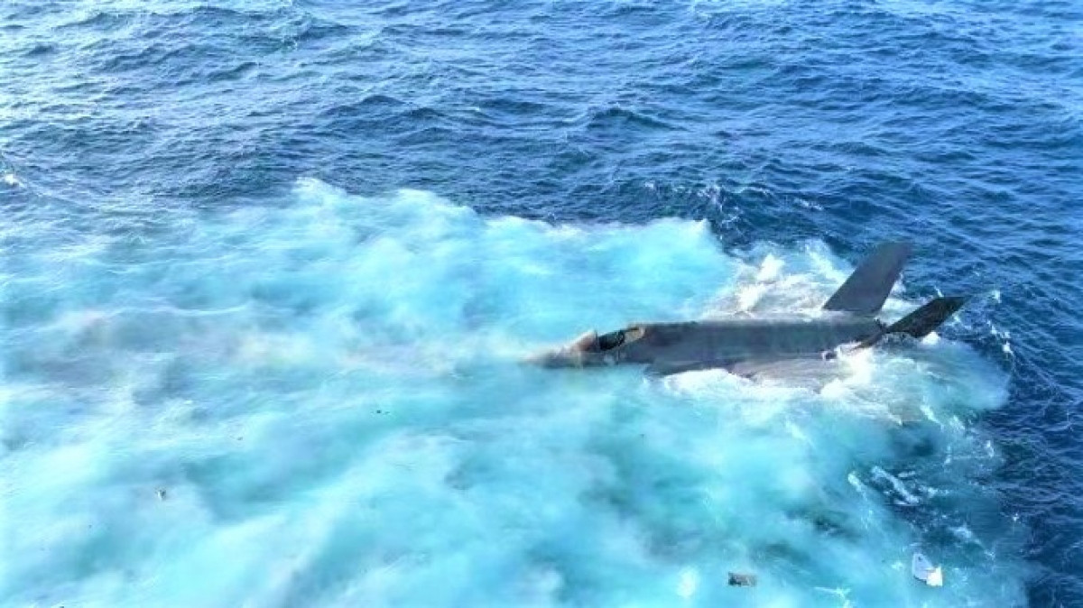 Tuy nhiên hiệu suất chiến đấu đối không của F-35B thua xa các máy bay chiến đấu chiếm ưu thế trên không cùng thế hệ; thậm chí chúng không thể so sánh với máy bay cường kích khác thế hệ về khả năng mang tải trọng vũ khí như Su-24, MIG-27 và Tornado.