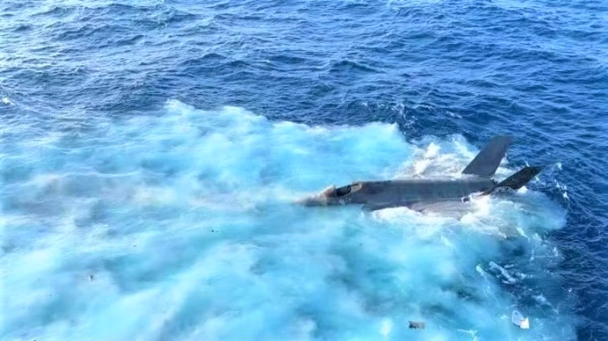 Tuy nhiên hiệu suất chiến đấu đối không của F-35B thua xa các máy bay chiến đấu chiếm ưu thế trên không cùng thế hệ; thậm chí chúng không thể so sánh với máy bay cường kích khác thế hệ về khả năng mang tải trọng vũ khí như Su-24, MIG-27 và Tornado.