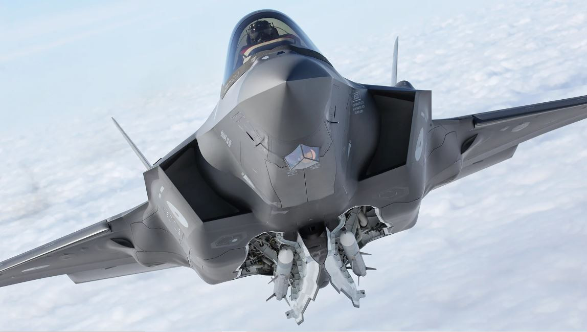 Nhưng ngay từ khi đưa vào sử dụng, F-35 đã phải đối mặt với nhiều vấn đề khác nhau. Các lỗi mới liên tục lộ ra, nhưng tốc độ giải quyết vấn đề rất chậm; dẫn đến 800 lỗi của F-35 vẫn chưa được xử lý ở giai đoạn này.