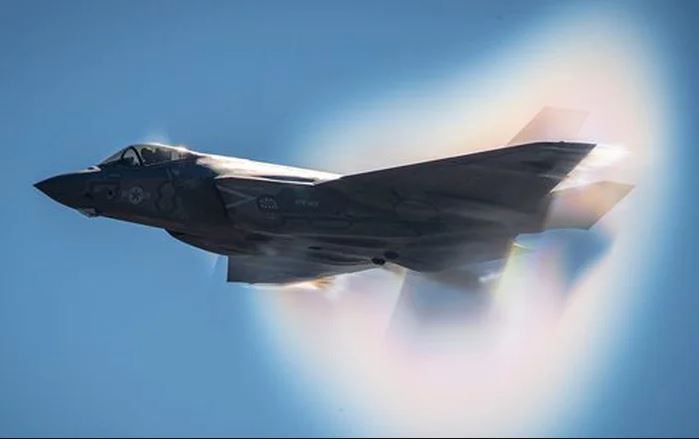 Tờ Sina của Trung Quốc lại cho rằng, mặc dù tiêu tốn khoản ngân sách khổng lồ, nhưng F-35 là máy bay chiến đấu có những thiếu sót rất rõ ràng. Ví dụ tốc độ bay tối đa không thể vượt quá 1,3 Mach; nếu bay quá tốc độ này, lớp phủ tàng hình sẽ gặp phải vấn đề bóc tách rất nghiêm trọng.