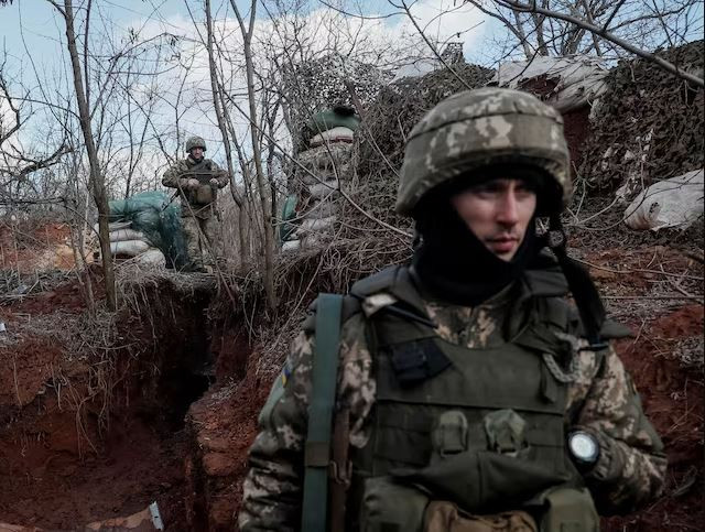 Theo kênh Readovka cũng trên mạng xã hội Telegram, Quân đội Ukraine bất lực trước bước tiến của đối phương ở Arkhanhel's'ke, giao tranh đang diễn ra ở trung tâm ngôi làng. Nga hiện đã kiểm soát hơn 60% diện tích và có thể xử lý dứt điểm các ổ đề kháng trong vài ngày tới. 