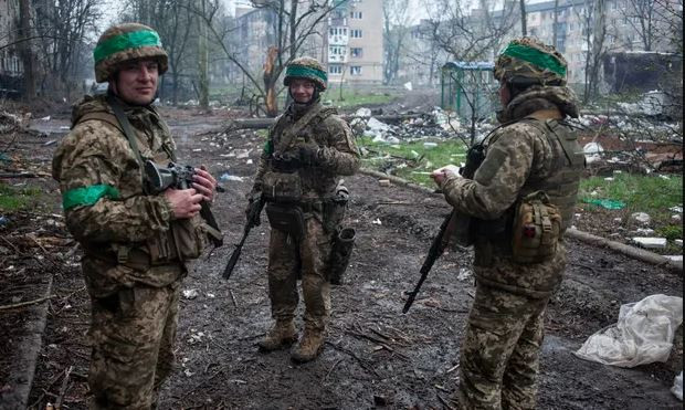 Kênh Rybar đưa tin, ở sườn bắc Avdiivka, lực lượng Moscow đang dọn sạch Keramik và Novokalynove, bắt đầu các hoạt động tấn công ở ngoại ô Arkhanhelske, nơi đối phương vẫn chưa thể ổn định được phòng ngự. Về phía nam, Quân đội Nga đã tiến 1km về phía Sokol từ hướng Solovyovo. (Nguồn ảnh: Topwar, CNN, Reuters, Rybar).