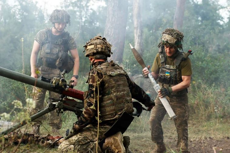 Kênh Military Summary trên mạng xã hội Telegram cho biết, giao tranh dữ dội đang diễn ra xung quanh làng Arkhanhel's'ke, nơi quân Nga đã kiểm soát khoảng 60%. Các cuộc phản công của Ukraine cho đến nay vẫn không thành công.