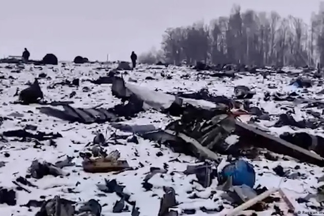 Hiện Tổng thống Ukraine Zelensky đang yêu cầu cơ quan tình báo nước này tìm ra sự thật? Nhưng theo các nhà phân tích, sẽ không có sự thật nào được Ukraine tìm ra, vì máy bay bị rơi ở Nga, làm sao Kiev có thể tiến hành một cuộc “điều tra kỹ lưỡng” với hành động của đối thủ? Trước sự việc này, Ukraine và Nga hiện đã đình chỉ hoạt động trao đổi tù nhân.