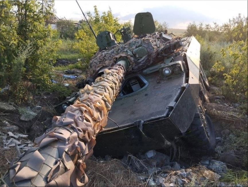 Và một khi đạn pháo hoặc mìn nổ sát cạnh, mảnh đạn dày đặc sẽ làm hỏng gần hết lốp xe, thậm chí là xuyên thủng cả giáp xe; không những mất hoàn toàn khả năng cơ động, mà cả kíp xe bên trong cũng gặp nguy hiểm. Một vấn đề tương tự tồn tại với xe bọc thép Stryker. 